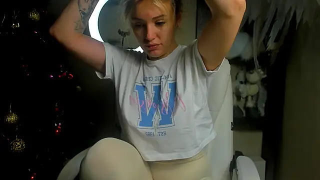 Snapshot of foxy_blond chatting on 12/19/25, 12:36 foxy blond online show from 12/19/25, 12:36