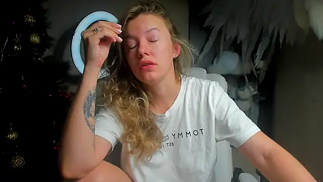 Snapshot of foxy_blond chatting on 12/20/25, 12:24 foxy blond online show from 12/20/25, 12:24