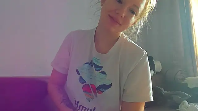 Snapshot of foxy_blond chatting on 05/01/26, 12:15 foxy blond online show from 05/01/26, 12:15