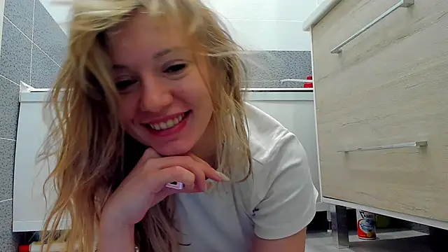 Snapshot of foxy_blond chatting on 04/22/26, 12:17 foxy blond online show from 04/22/26, 12:17