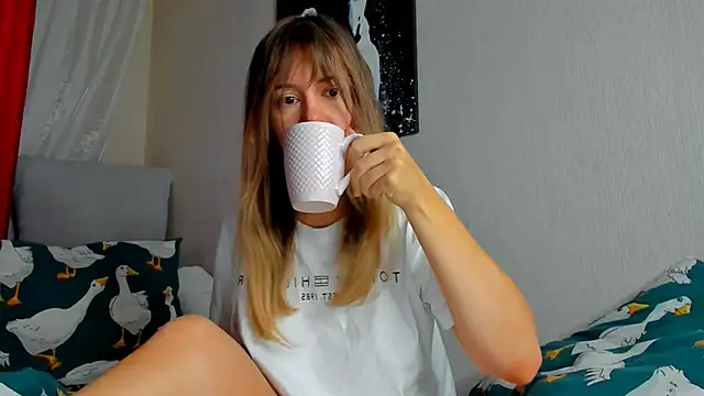 Snapshot of foxy_blond chatting on 11/03/25, 12:05 foxy blond online show from 11/03/25, 12:05