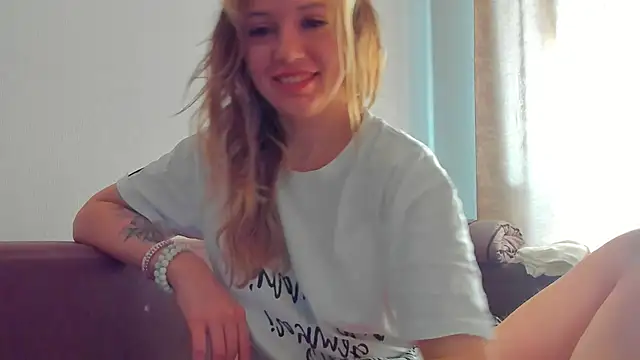 Snapshot of foxy_blond chatting on 04/30/26, 12:50 foxy blond online show from 04/30/26, 12:50