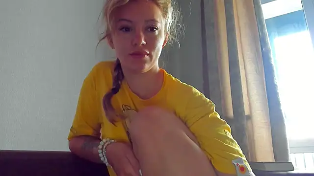 Snapshot of foxy_blond chatting on 05/15/26, 12:30 foxy blond online show from 05/15/26, 12:30