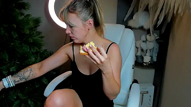 Snapshot of foxy_blond chatting on 12/02/25, 12:22 foxy blond online show from 12/02/25, 12:22