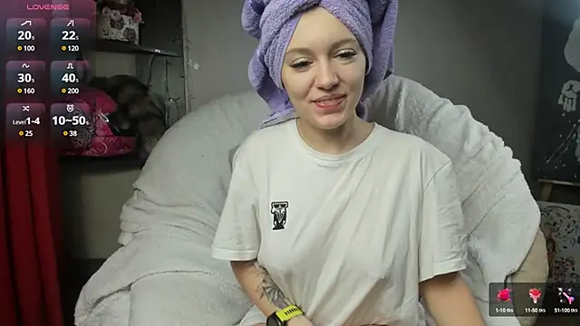Snapshot of foxy_blond chatting on 02/25/25, 03:42 foxy blond online show from 02/25/25, 03:42