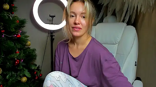 Snapshot of foxy_blond chatting on 12/03/25, 12:23 foxy blond online show from 12/03/25, 12:23