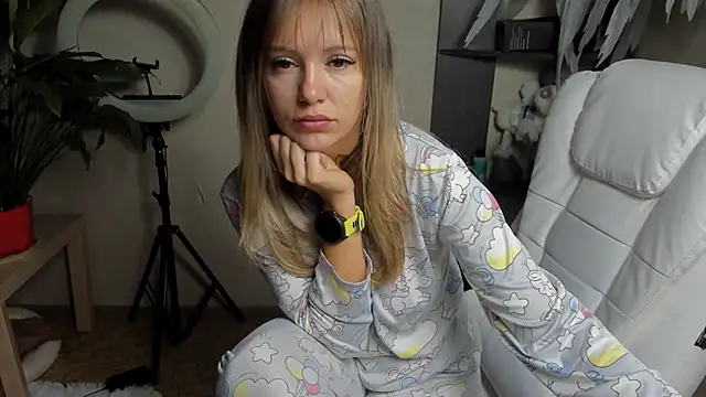 Snapshot of foxy_blond chatting on 09/18/25, 12:13 foxy blond online show from 09/18/25, 12:13