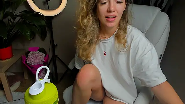 Snapshot of foxy_blond chatting on 10/06/25, 12:23 foxy blond online show from 10/06/25, 12:23