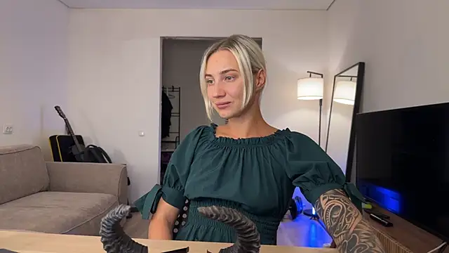 AnneBall online show from 10/31/25, 03:19