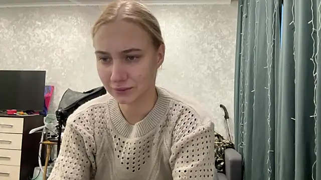 Snapshot of AnneBall chatting on 12/30/24, 12:42 AnneBall online show from 12/30/24, 12:42