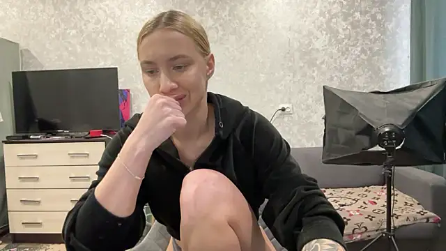 Snapshot of AnneBall chatting on 02/03/25, 10:03 AnneBall online show from 02/03/25, 10:03