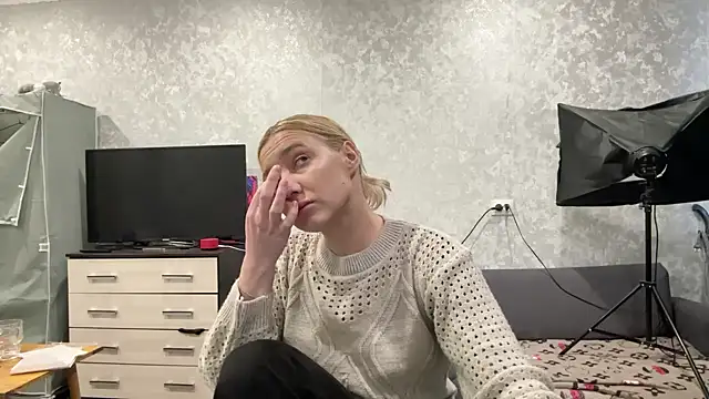 Snapshot of AnneBall chatting on 01/25/25, 12:16 AnneBall online show from 01/25/25, 12:16