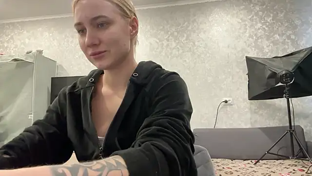Snapshot of AnneBall chatting on 01/18/25, 11:00 AnneBall online show from 01/18/25, 11:00