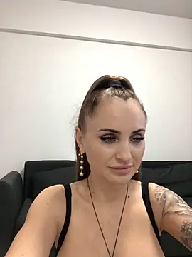 Snapshot of madonnaaaa chatting on 11/24/25, 06:30 madonnaaaa online show from 11/24/25, 06:30