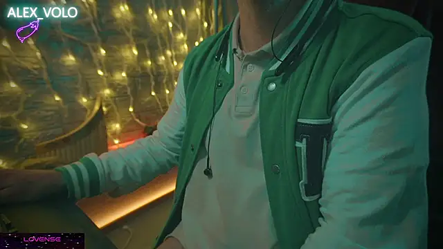 Snapshot of alex-volo chatting on 01/06/25, 04:04 alex-volo online show from 01/06/25, 04:04