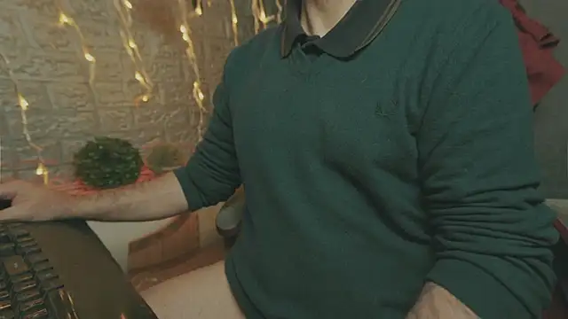 Snapshot of alex-volo chatting on 12/19/25, 02:04 alex-volo online show from 12/19/25, 02:04