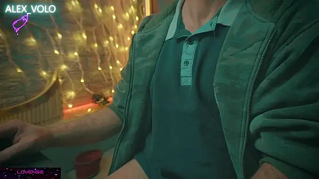 Snapshot of alex-volo chatting on 12/22/24, 02:28 alex-volo online show from 12/22/24, 02:28