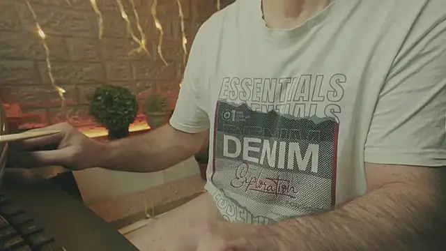 Snapshot of alex-volo chatting on 12/14/25, 02:07 alex-volo online show from 12/14/25, 02:07