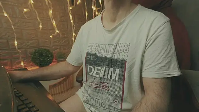 Snapshot of alex-volo chatting on 12/15/25, 04:51 alex-volo online show from 12/15/25, 04:51