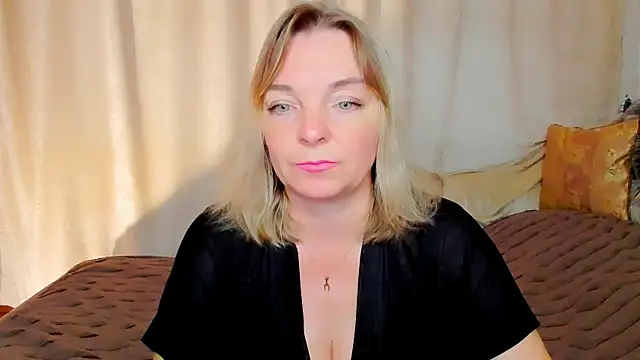 Snapshot of Regina__blue chatting on 09/21/25, 03:50 Regina  blue online show from 09/21/25, 03:50