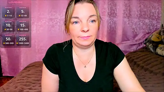 Snapshot of Regina__blue chatting on 01/28/25, 03:04 Regina  blue online show from 01/28/25, 03:04