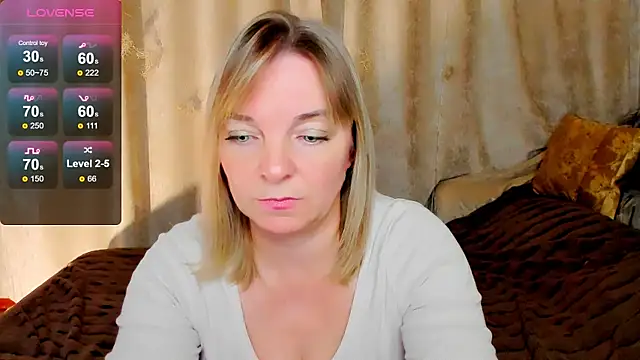 Snapshot of Regina__blue chatting on 10/26/25, 03:34 Regina  blue online show from 10/26/25, 03:34
