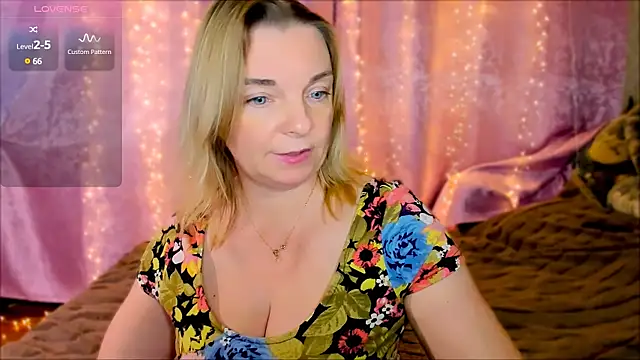 Snapshot of Regina__blue chatting on 01/22/25, 05:17 Regina  blue online show from 01/22/25, 05:17