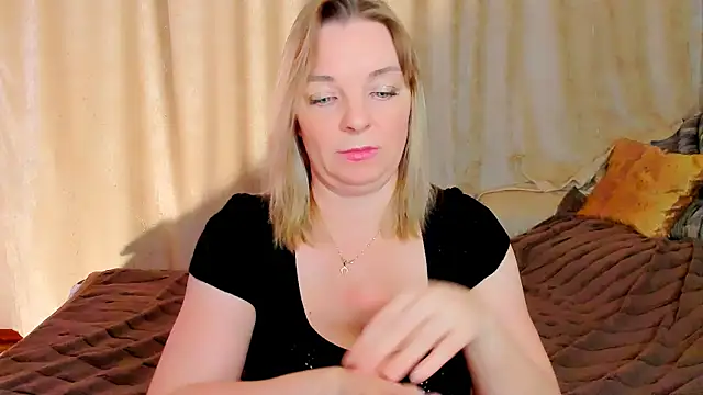 Snapshot of Regina__blue chatting on 12/18/25, 03:38 Regina blue online show from 12/18/25, 03:38