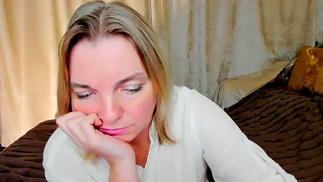Snapshot of Regina__blue chatting on 09/14/25, 08:20 Regina  blue online show from 09/14/25, 08:20
