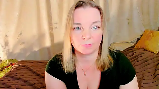 Snapshot of Regina__blue chatting on 01/15/26, 05:05 Regina blue online show from 01/15/26, 05:05