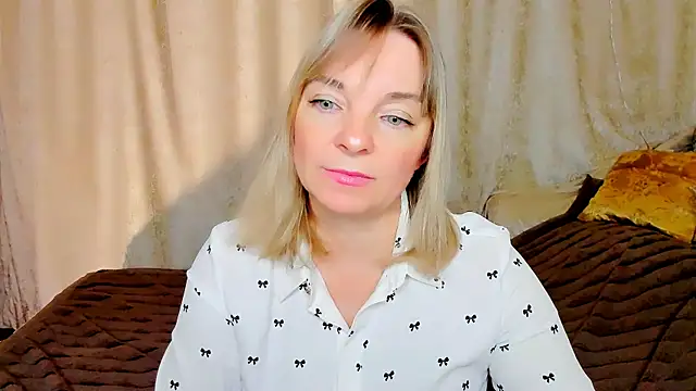 Snapshot of Regina__blue chatting on 11/02/25, 02:33 Regina blue online show from 11/02/25, 02:33