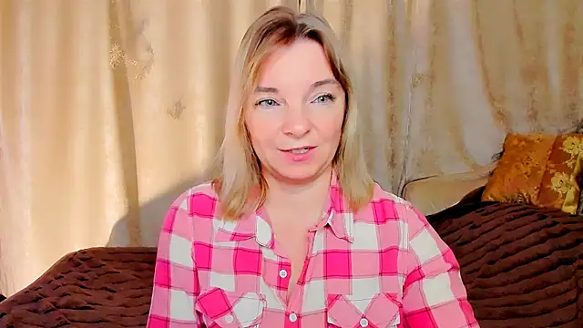 Snapshot of Regina__blue chatting on 10/27/25, 03:24 Regina blue online show from 10/27/25, 03:24