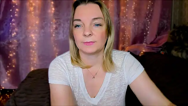 Snapshot of Regina__blue chatting on 01/14/25, 04:29 Regina  blue online show from 01/14/25, 04:29