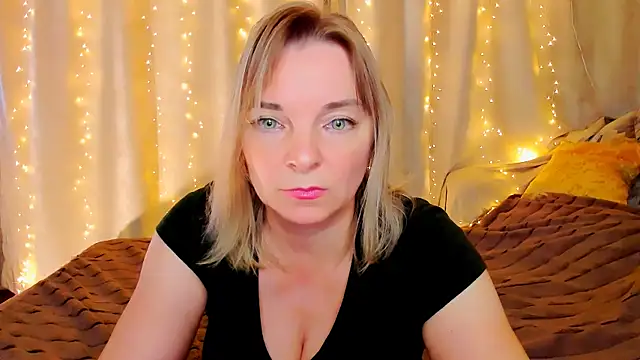 Snapshot of Regina__blue chatting on 10/28/25, 03:55 Regina blue online show from 10/28/25, 03:55