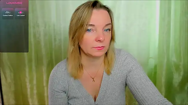 Snapshot of Regina__blue chatting on 03/02/25, 01:42 Regina  blue online show from 03/02/25, 01:42