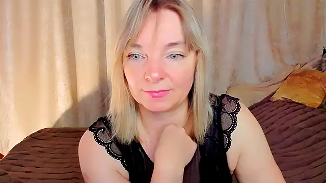 Snapshot of Regina__blue chatting on 11/01/25, 09:52 Regina blue online show from 11/01/25, 09:52