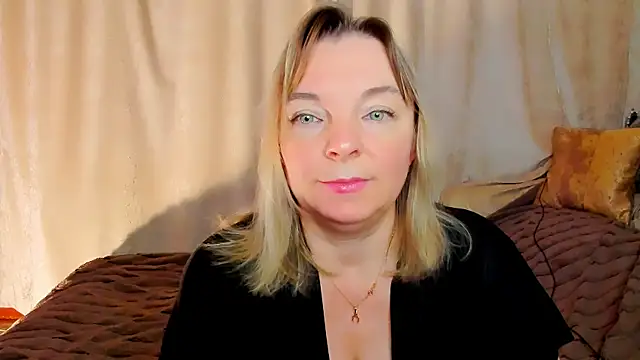 Snapshot of Regina__blue chatting on 11/12/25, 01:48 Regina blue online show from 11/12/25, 01:48