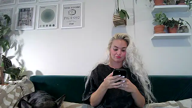 Snapshot of badblondebunny chatting on 02/22/25, 12:05 badblondebunny online show from 02/22/25, 12:05