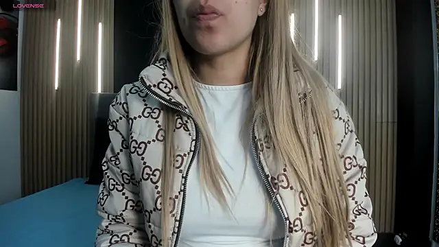 EvaaLovia1 online show from 04/07/26, 01:24