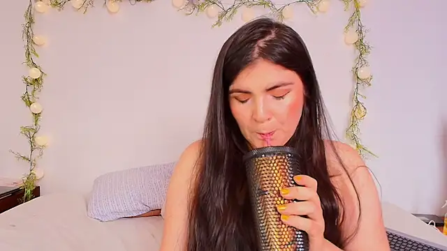 Amara vega online show from 04/13/26, 04:33