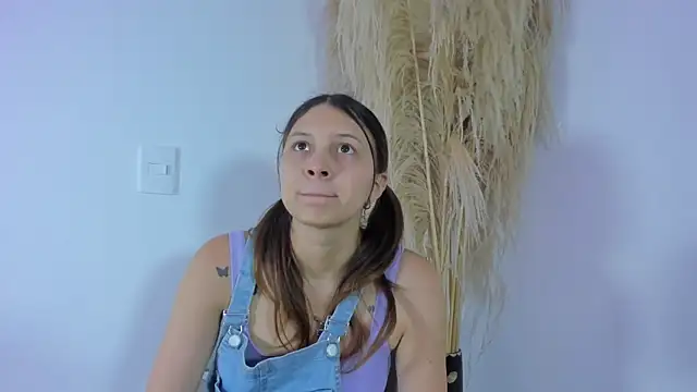 Snapshot of AngelaaCute_ chatting on 03/05/25, 12:11 AngelaaCute online show from 03/05/25, 12:11