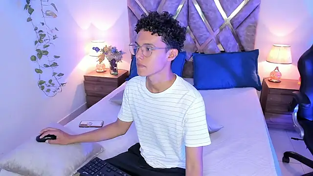 nickolas moon online show from 10/15/25, 07:55