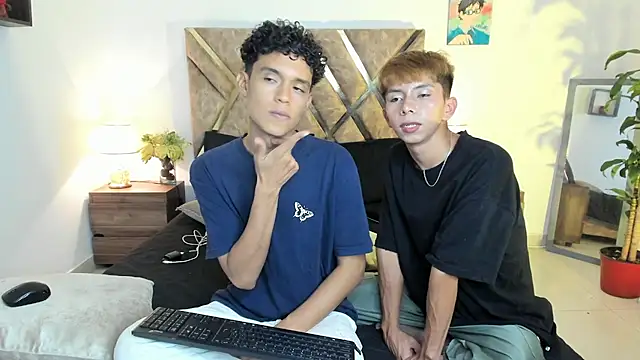 Snapshot of nickolas_moon chatting on 11/28/25, 07:47 nickolas moon online show from 11/28/25, 07:47