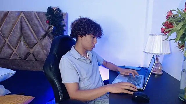 nickolas moon online show from 12/30/24, 08:36