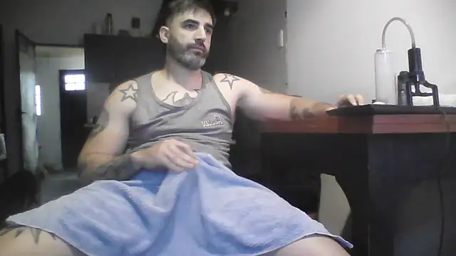 Snapshot of ozzypsico13 chatting on 10/26/25, 06:52 ozzypsico13 online show from 10/26/25, 06:52