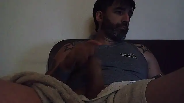 Snapshot of ozzypsico13 chatting on 12/16/25, 01:43 ozzypsico13 online show from 12/16/25, 01:43