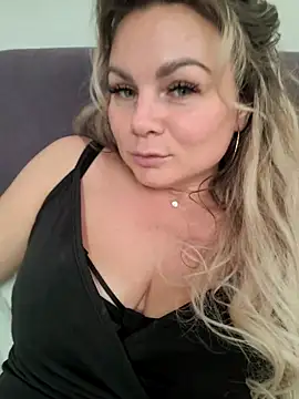 candy queeen online show from 10/12/25, 04:47