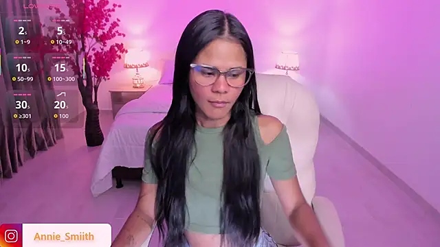 Snapshot of anniie_smith chatting on 11/18/25, 11:02 anniie smith online show from 11/18/25, 11:02