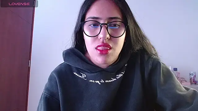 Snapshot of Paris-love chatting on 12/07/24, 05:32 Paris-love online show from 12/07/24, 05:32