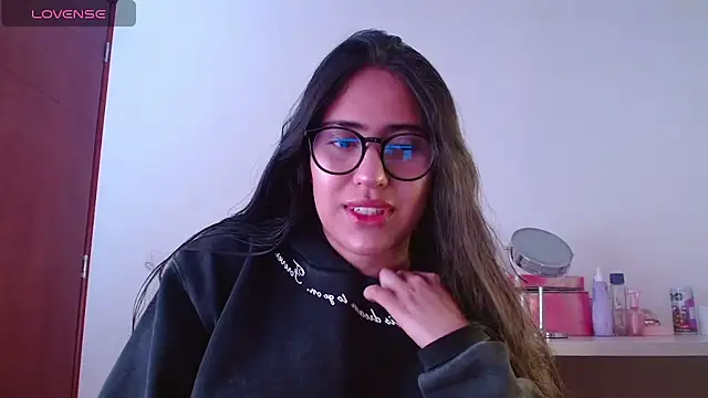 Snapshot of Paris-love chatting on 12/06/24, 04:41 Paris-love online show from 12/06/24, 04:41